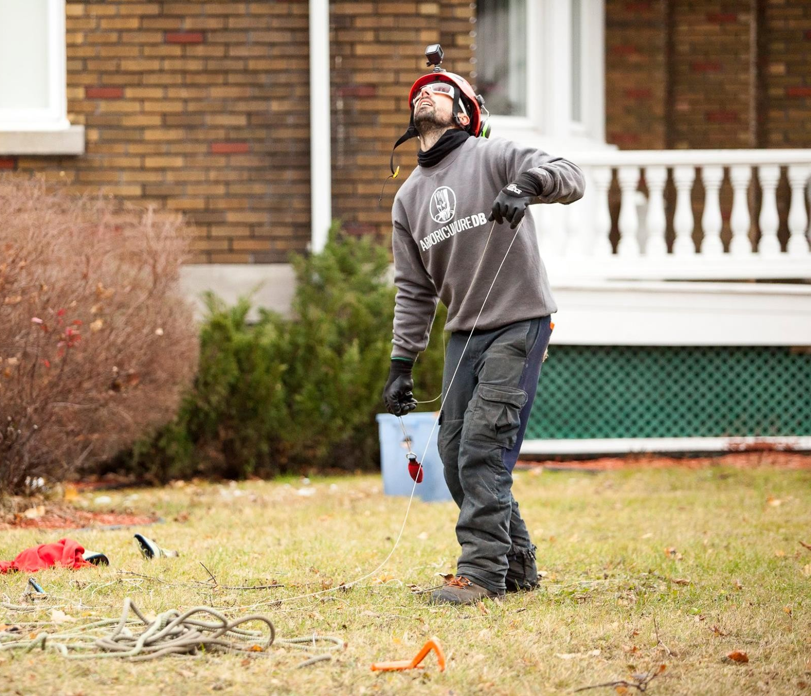 Un homme est debout dans l'herbe tenant un seau.