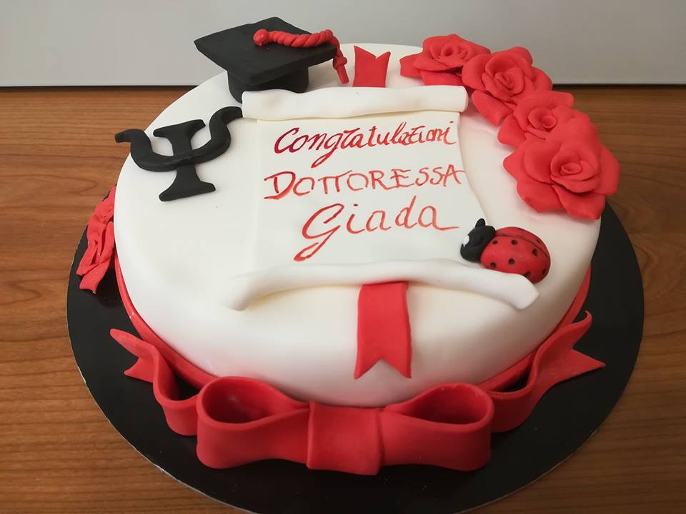 Richiedi informazioni e preventivi! Porta alla tua Festa Di Laureauna delle nostre torte!Scegli un dolce classico con le classiche decorazioni per la laurea o richiedi un preventivo per una torta decorata secondo le tue esigenze!