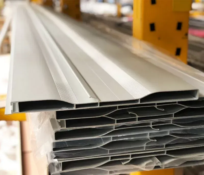 Pila di profili di metallo grigio chiaro per edifici.