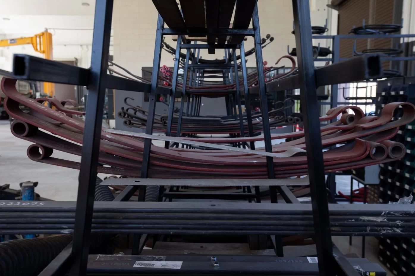 Una pila di molle a balestra rosse e curve in metallo