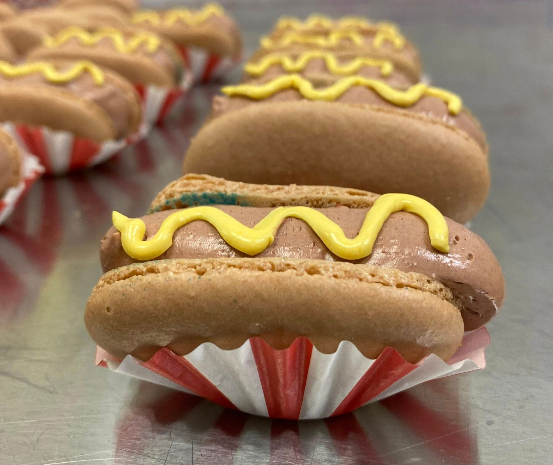 Hot dog-shaped macarons: brown 