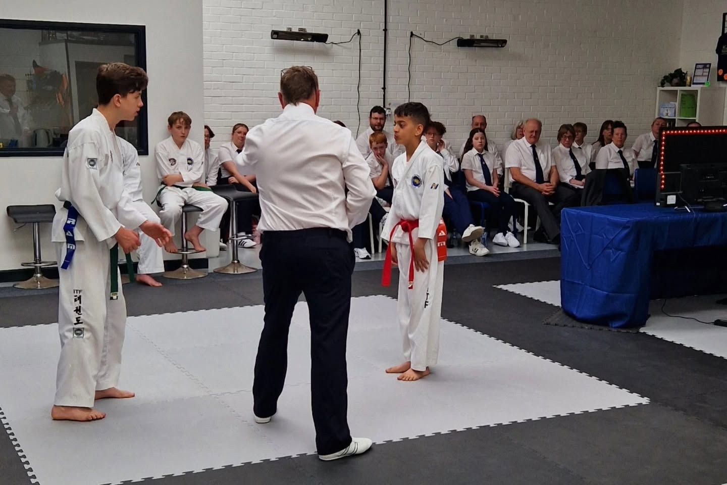 Umpire between two students