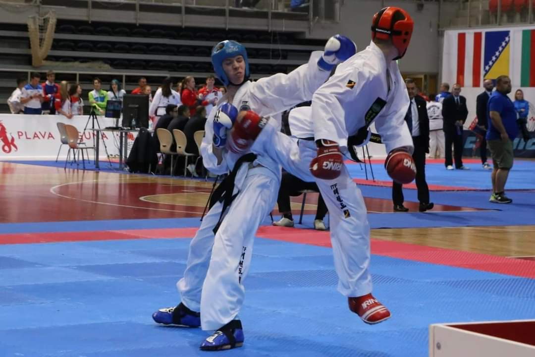 George Wright vs Jakub Komarek of Czechia in 2022 European Championships Junior Male 16 to 17 -69kg Sparring