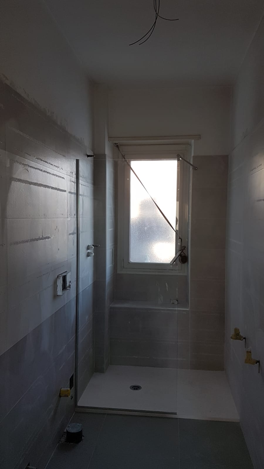 bagno con box doccia di vetro