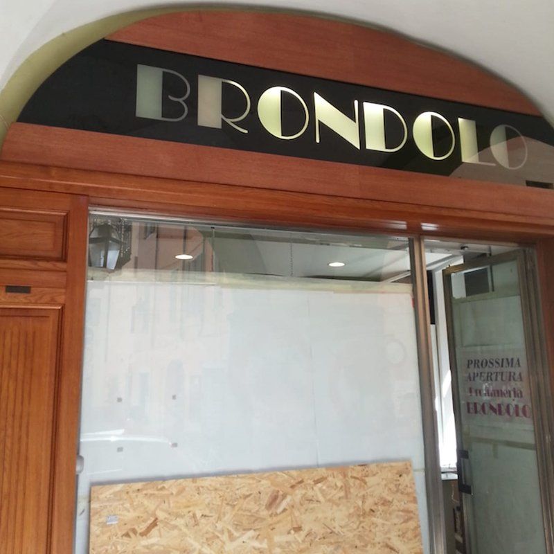 lavorazioni in vetro per negozi e attività commerciali