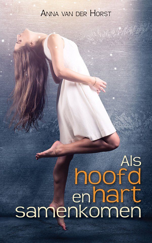Een vrouw in een witte jurk staat op de cover van een boek