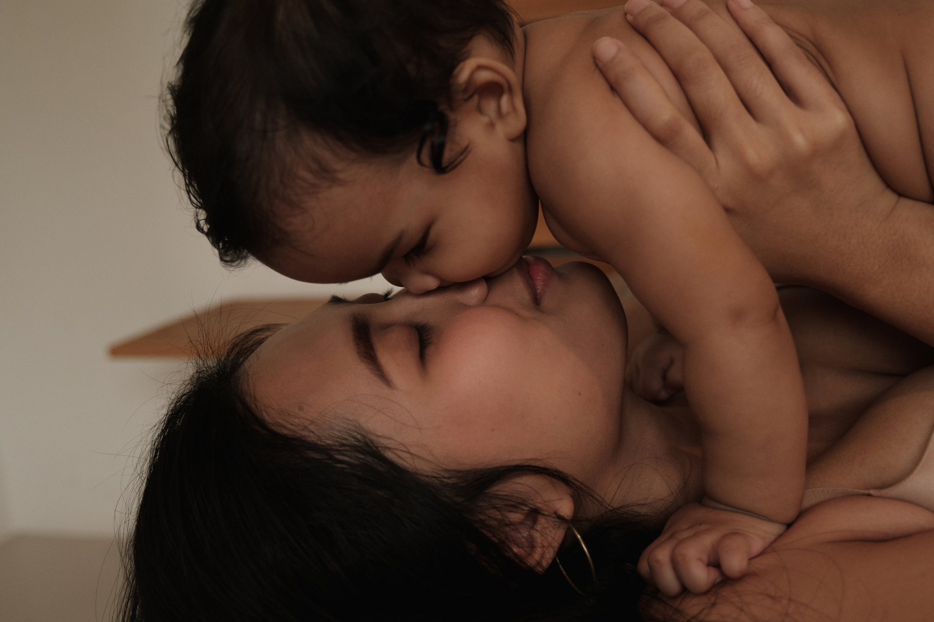 With the help of a midwife in managing postpartum tiredness, a new mother spends more time with her newborn.