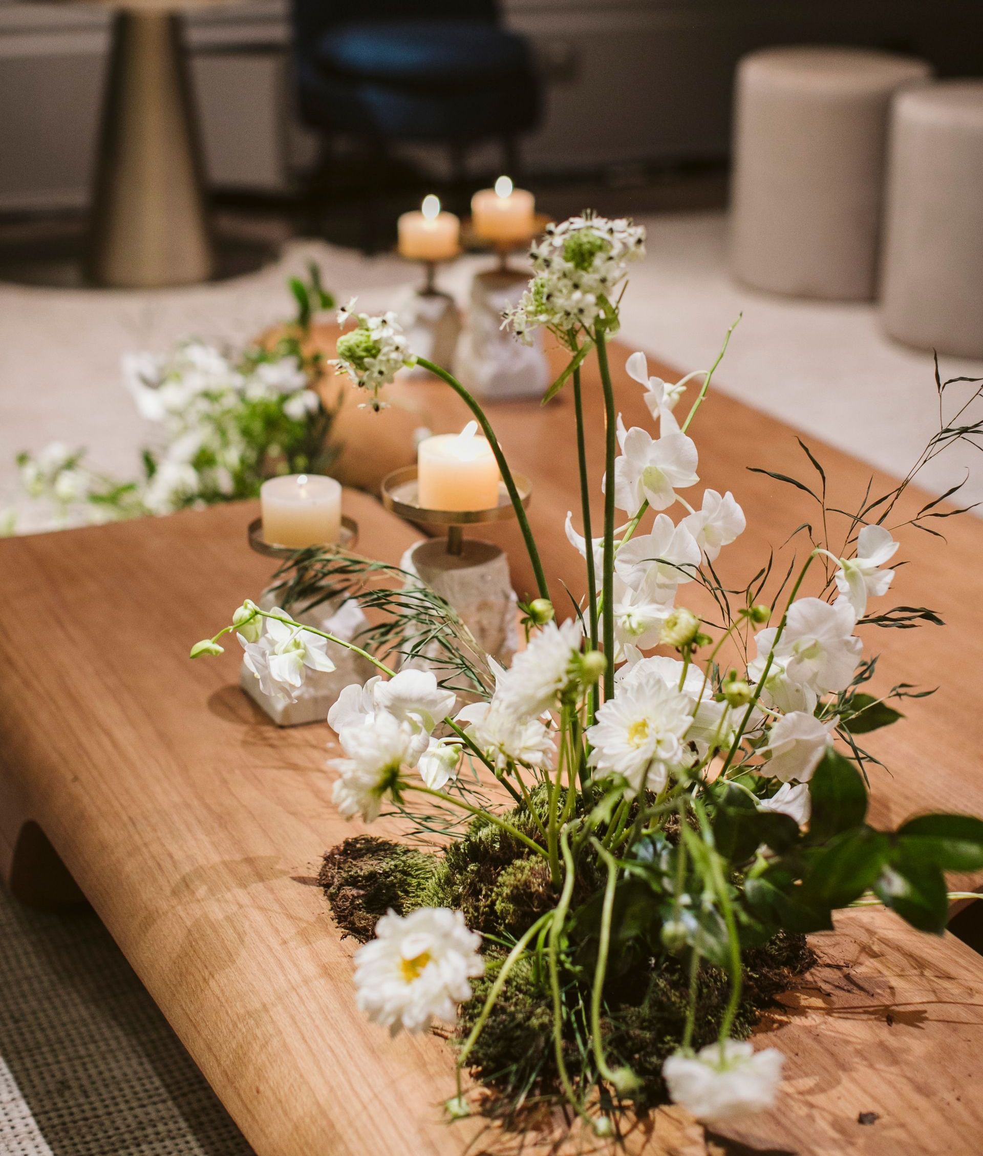 Uma mesa de madeira com flores e velas sobre ela