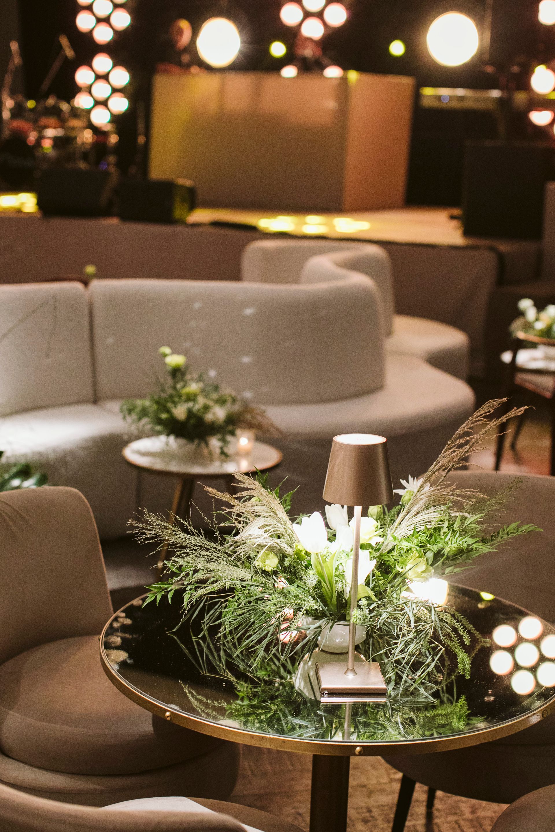 Uma sala com um sofá e uma mesa com flores