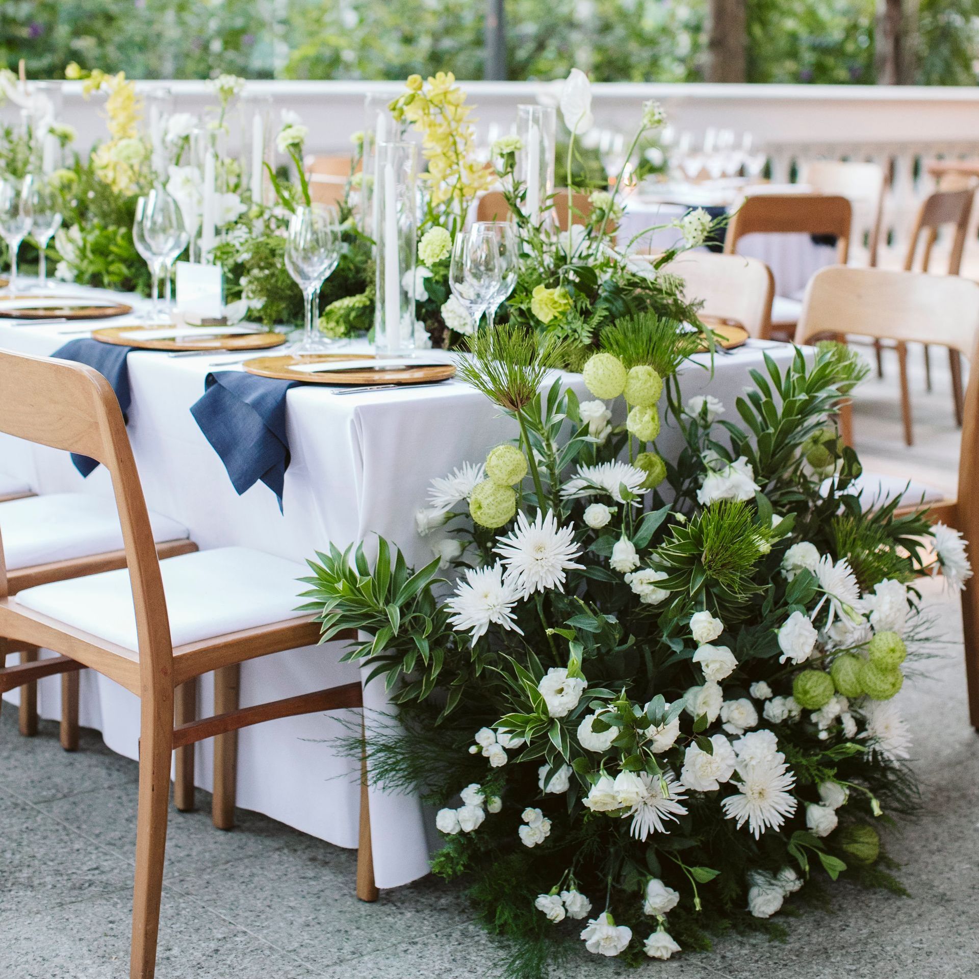 Uma mesa com um buquê de flores sobre ela