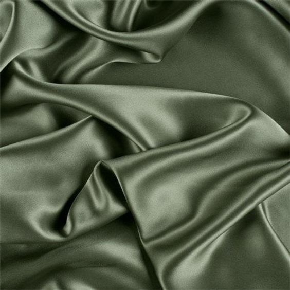 Um close de um pedaço de tecido de cetim verde