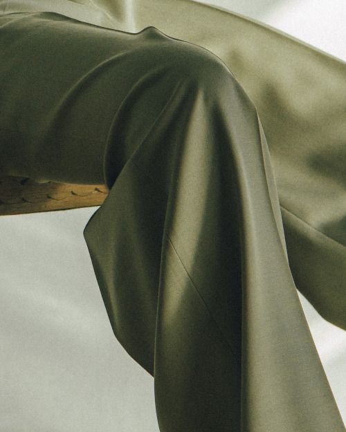 Um close da perna de uma pessoa vestindo calças verdes