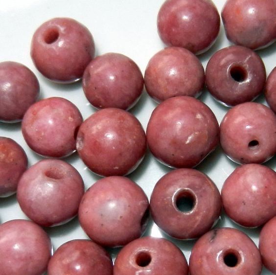 Um monte de contas rosas com furos