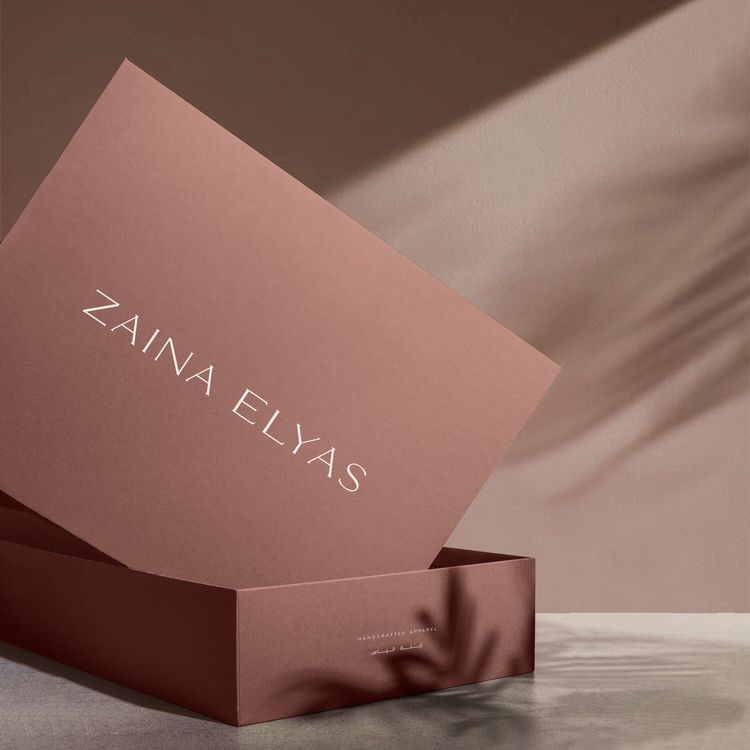 Uma caixa marrom com a palavra zaina elyas nela
