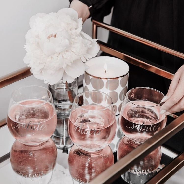 Uma bandeja de taças de vinho com a palavra 