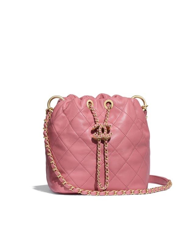 Uma bolsa rosa com uma corrente dourada em um fundo branco.