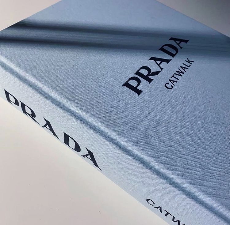 Um close de um livro da passarela da Prada