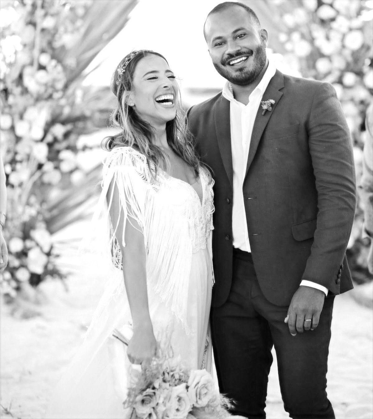Uma foto em preto e branco de uma noiva e um noivo posando para uma foto.