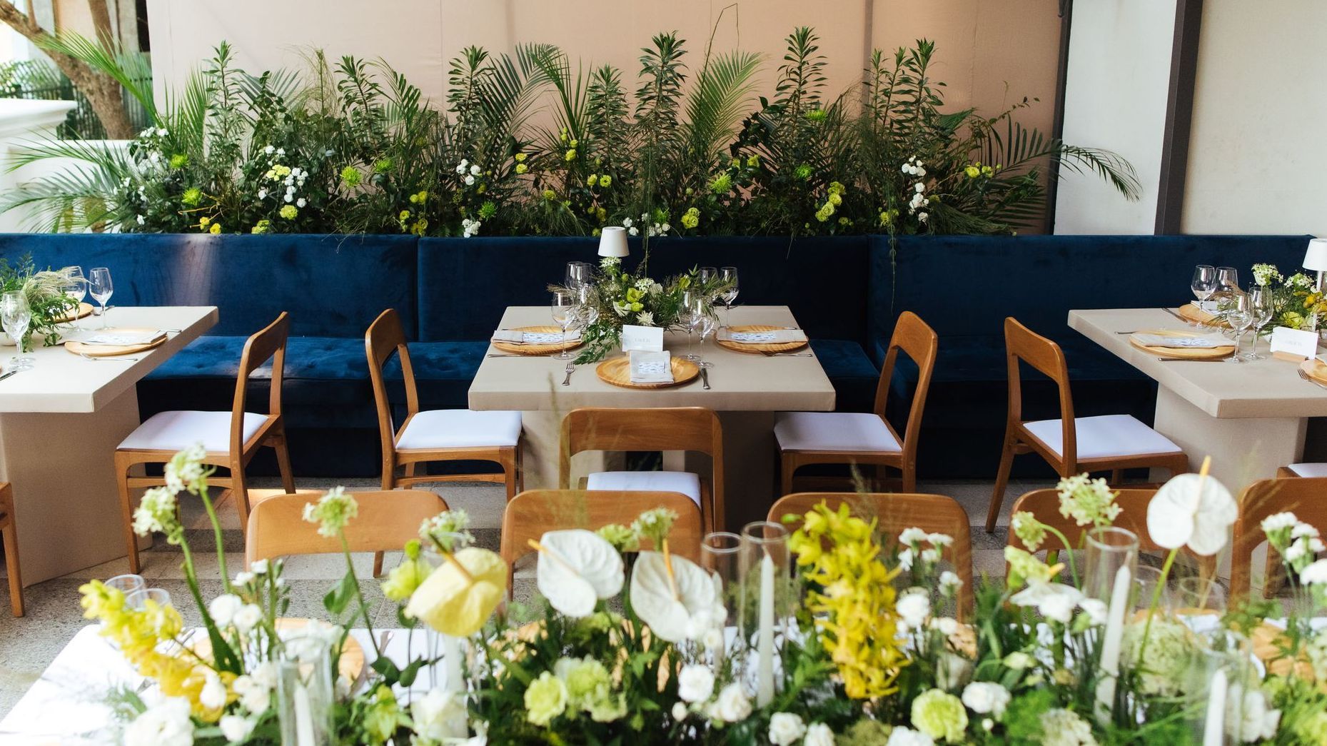 Um restaurante com mesas e cadeiras decoradas com flores e velas.