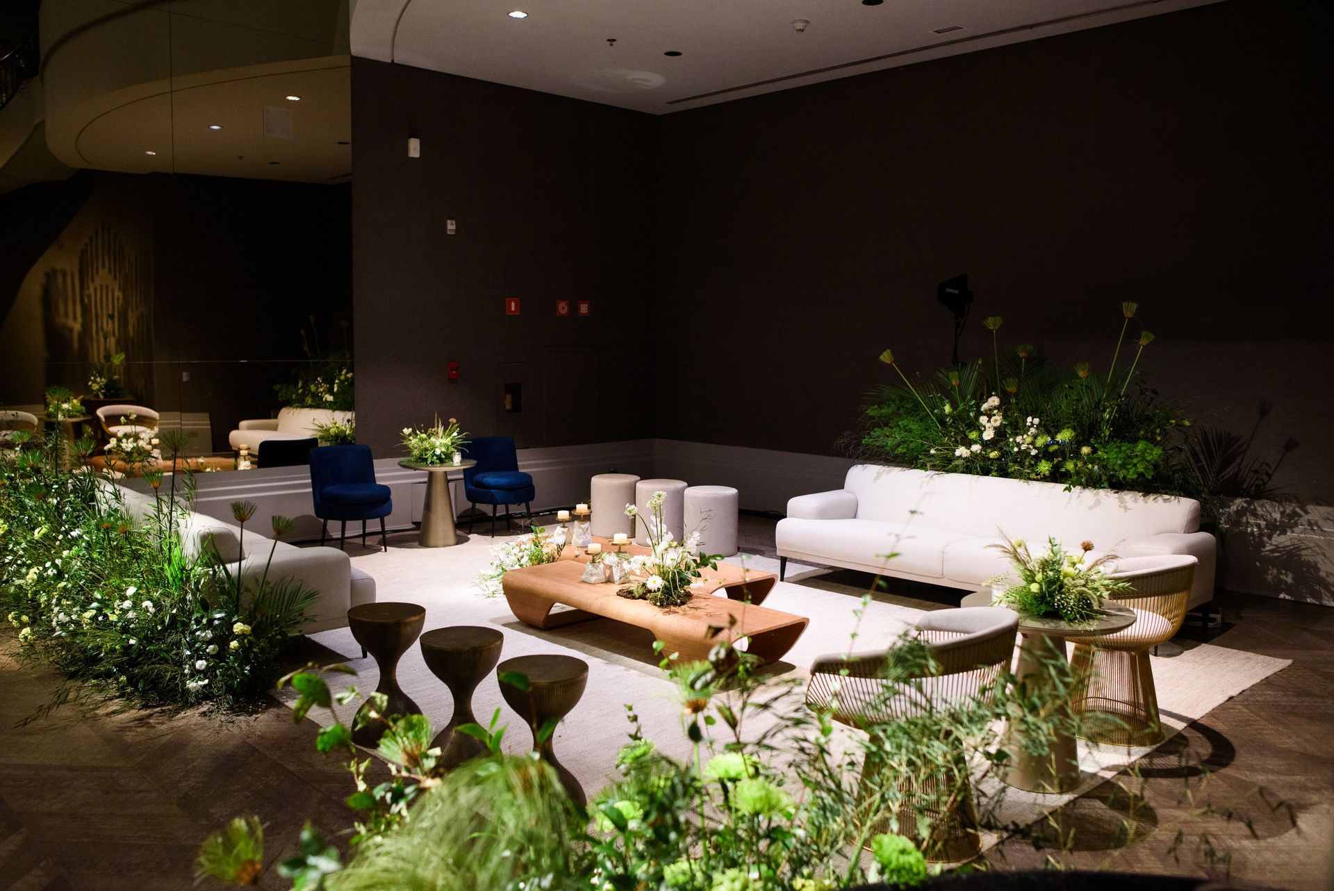 Uma sala de estar com muitos móveis e plantas