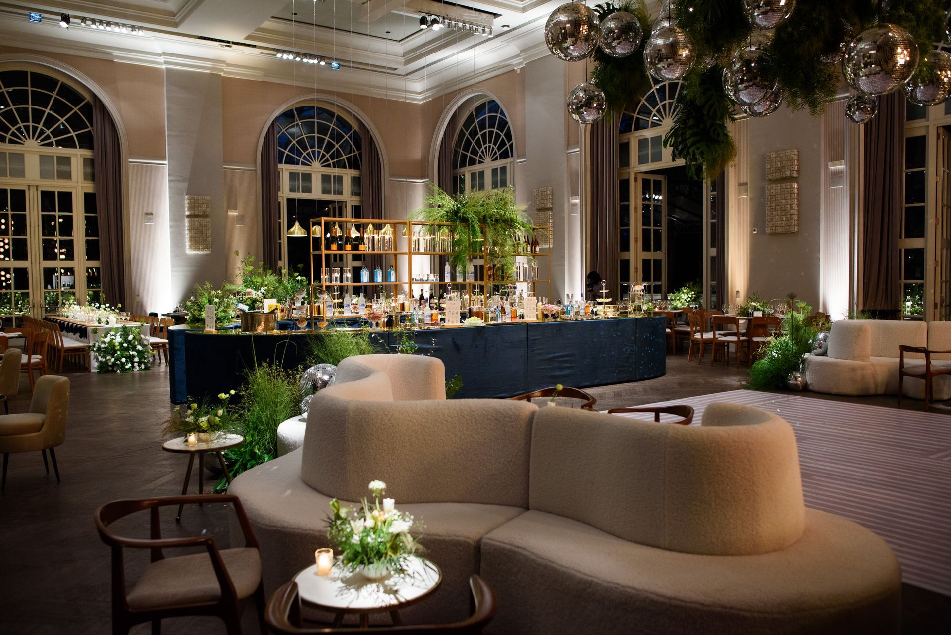 Uma sala grande com um sofá e cadeiras