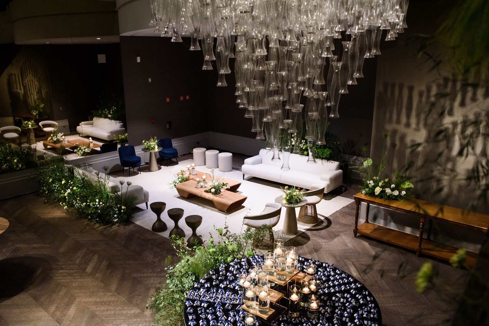 Uma sala de estar cheia de móveis e um lustre.