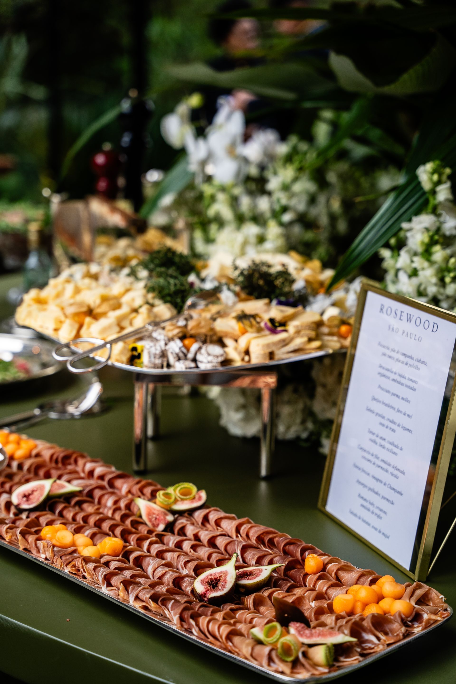 Uma longa bandeja de comida está sobre uma mesa.