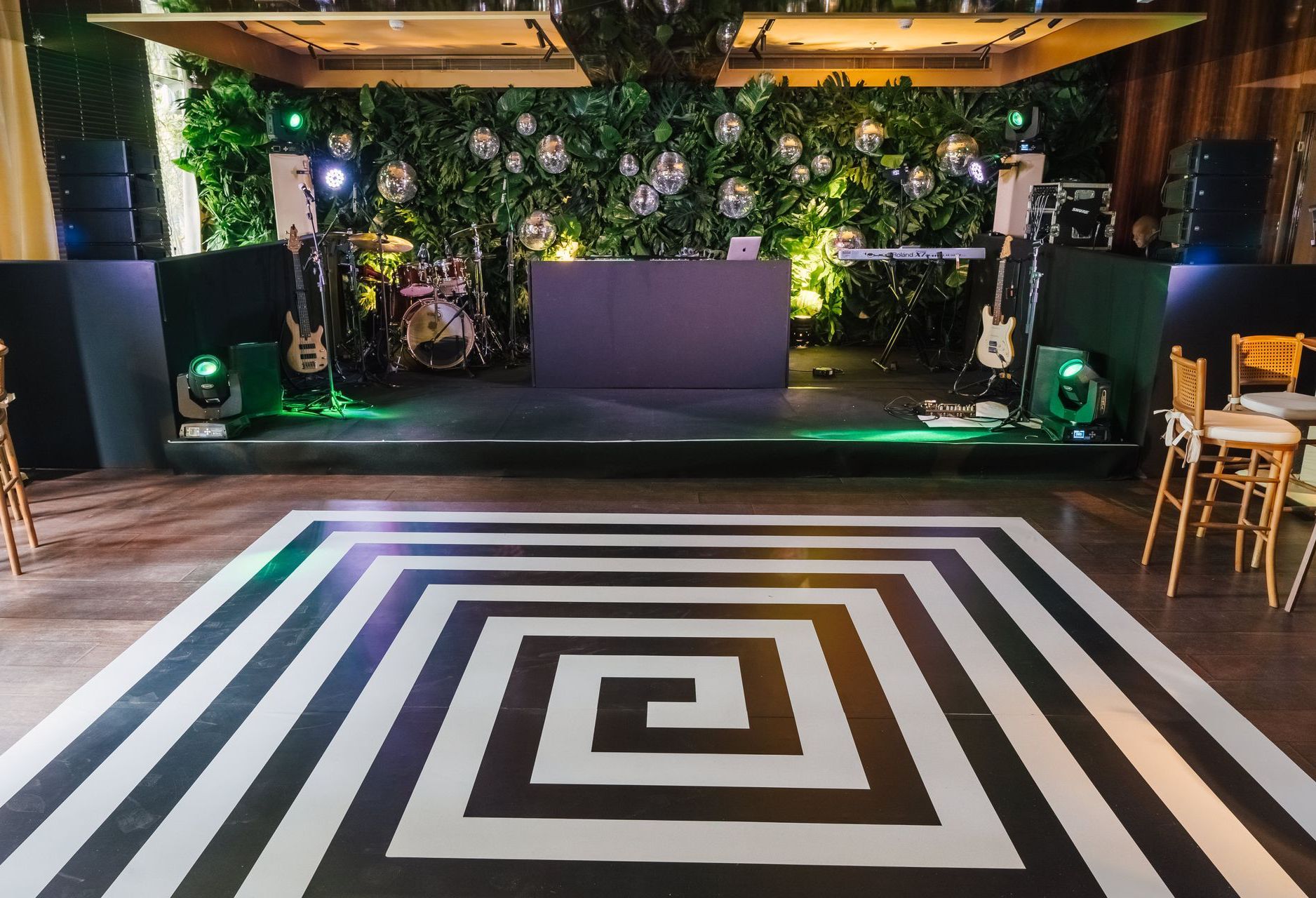 Uma pista de dança listrada em preto e branco com um padrão de teclas gregas