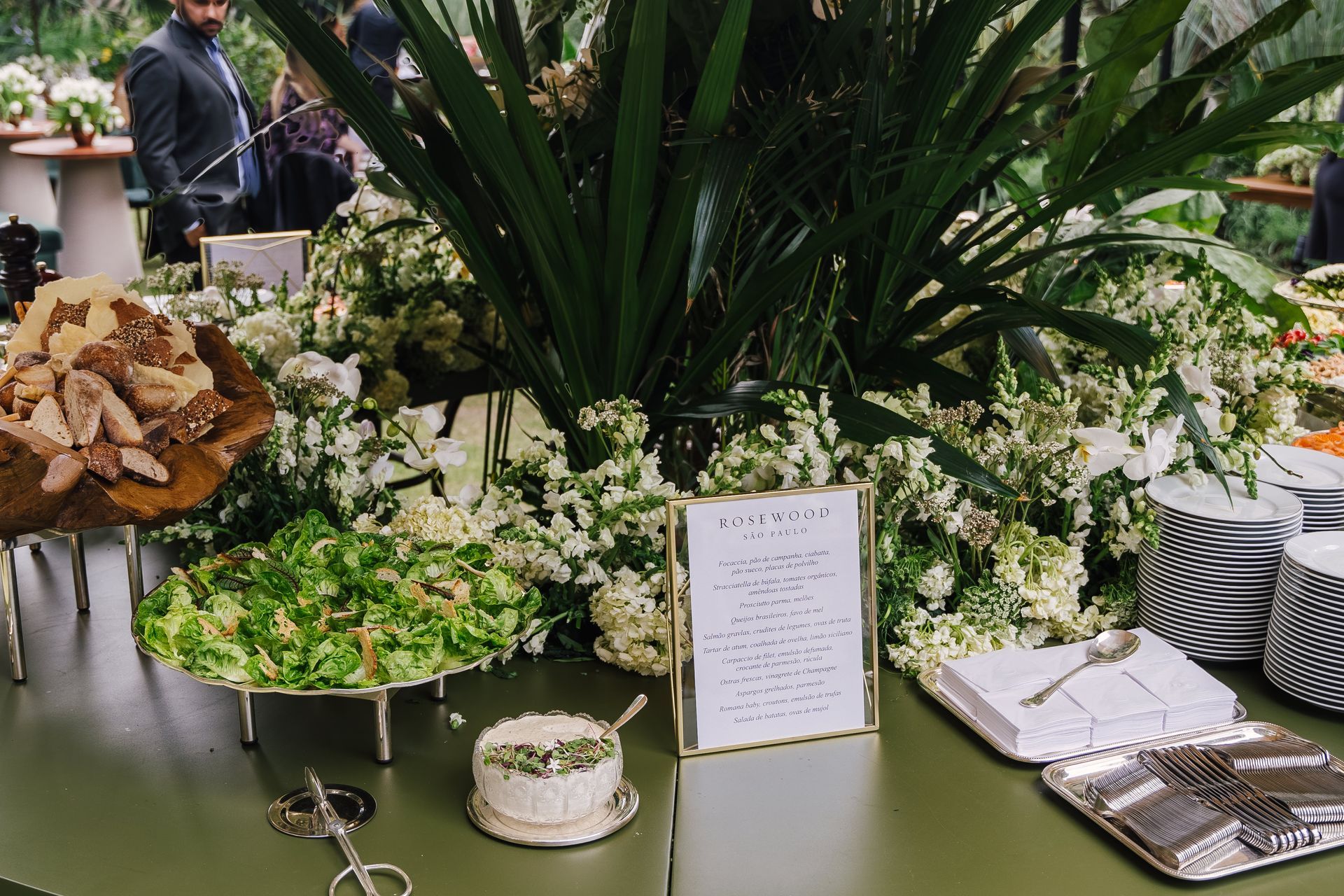 Uma mesa com uma variedade de comidas e flores.