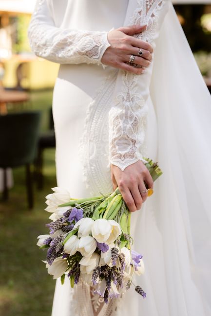 Bouquet de noiva branco e lilás de tulipas e lavanda para casamento