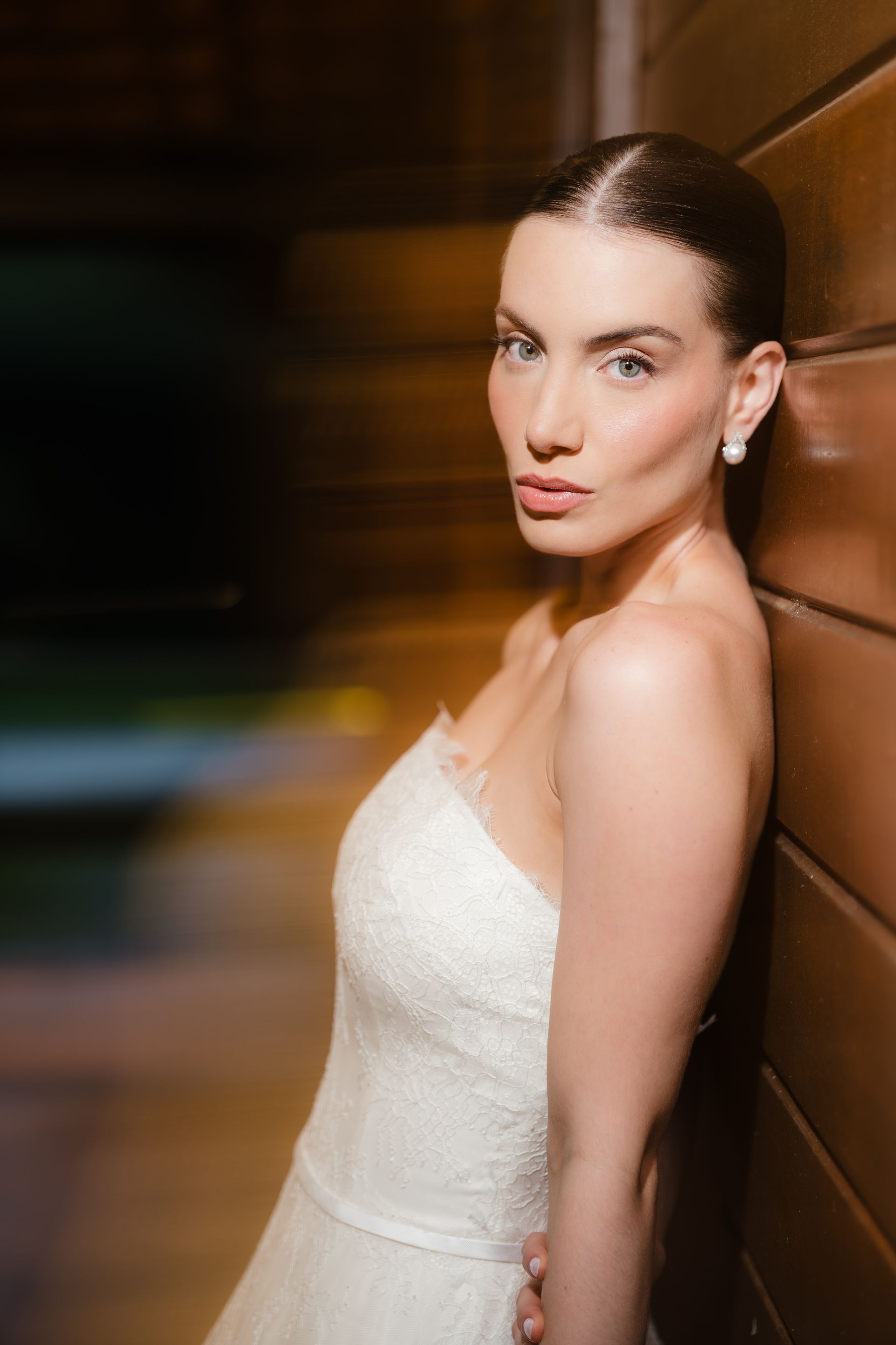 Bouquet de noiva branco e lilás de tulipas e lavanda para casamento