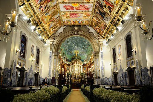 O interior de uma igreja com uma pintura no teto.