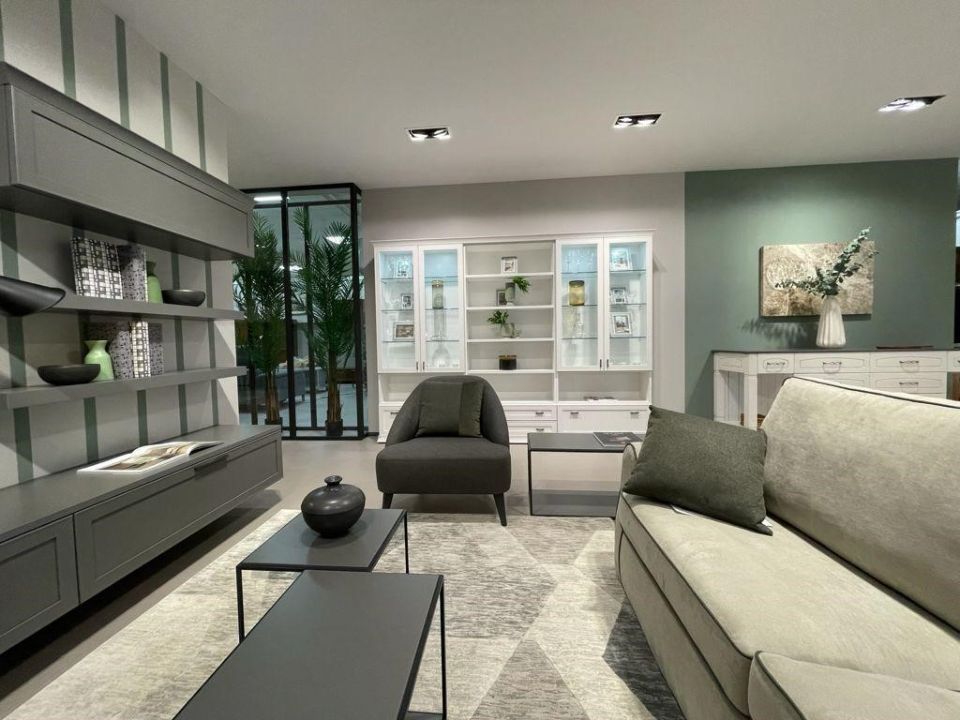 Divano con poltrona e tavolino