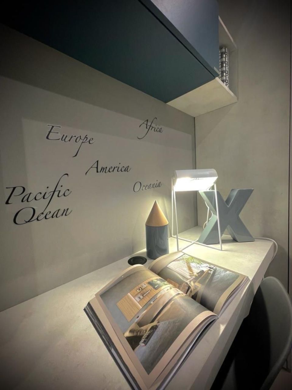 Scrivania con lampada