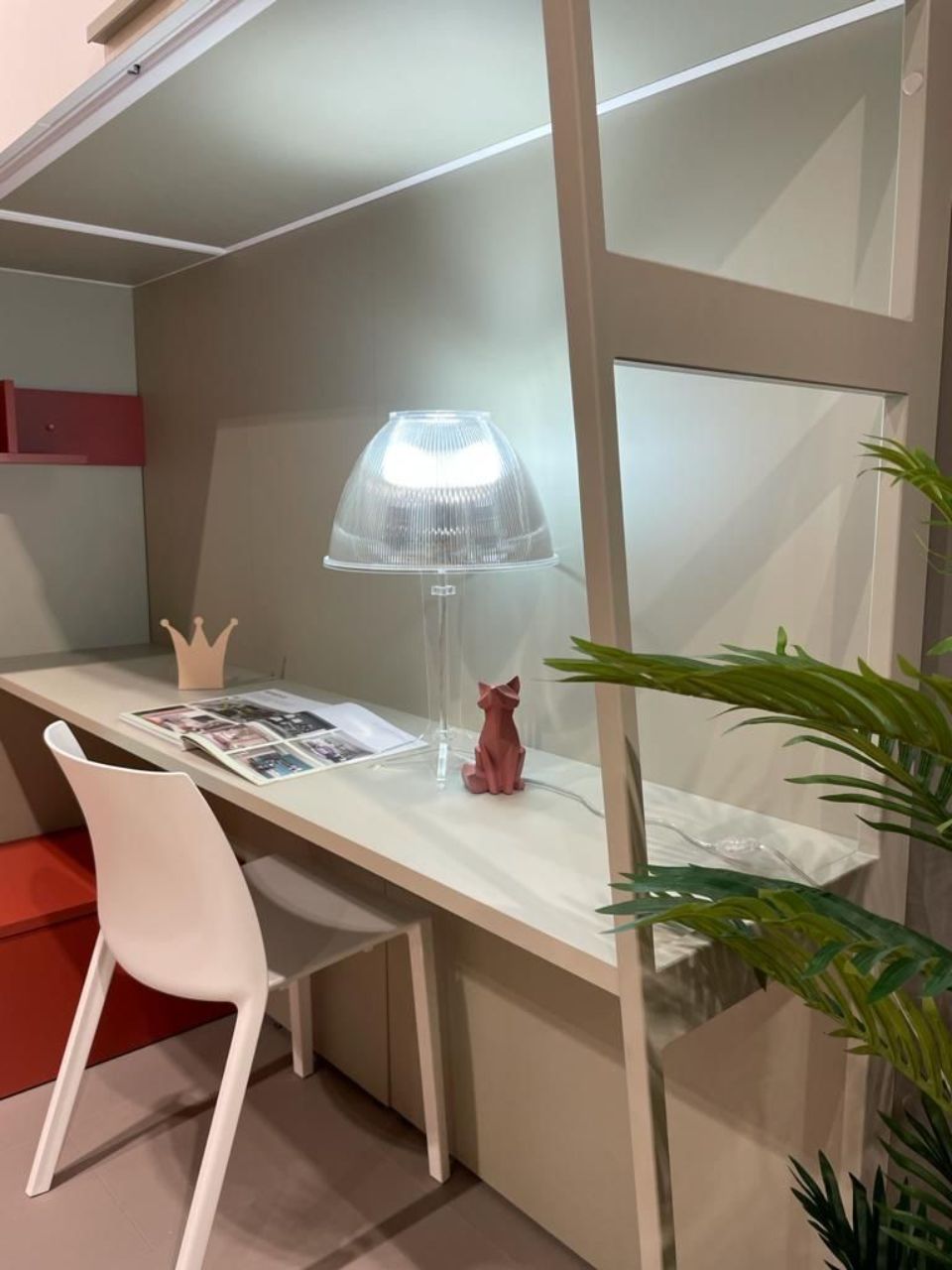 Cameretta con letto a soppalco