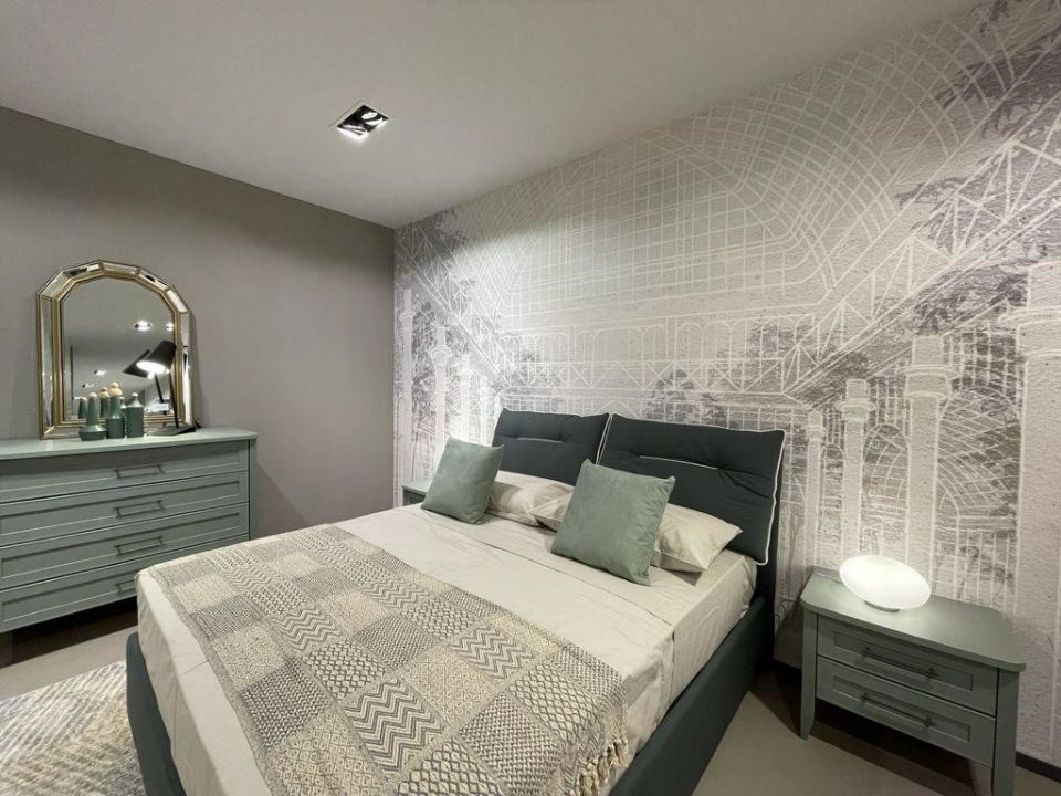 Letto matrimoniale con testiera imbottita