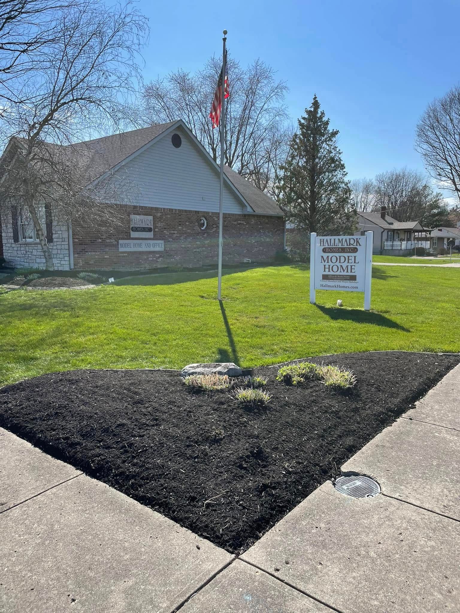 A house with a sign that says ' cottonwood motel ' on it