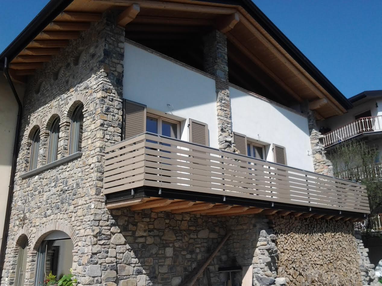 Ringhiera in ferro a fasce orizzontali