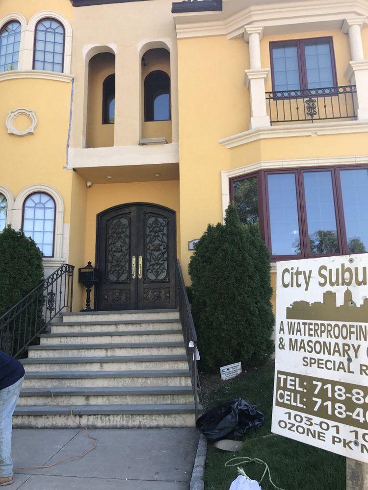 A yellow building with a sign that says city subway