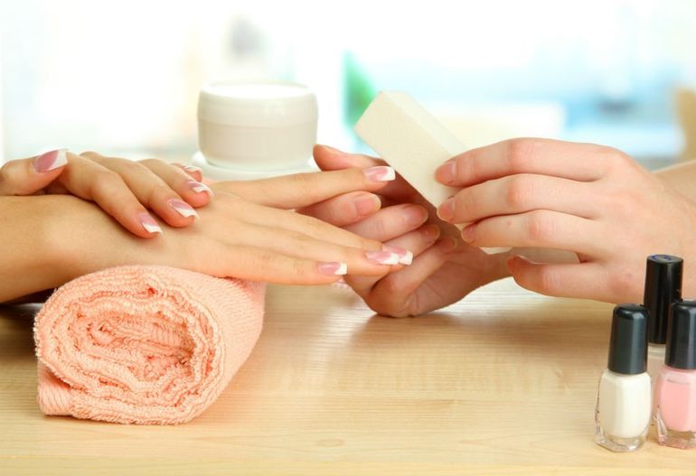 donna facendo la manicure