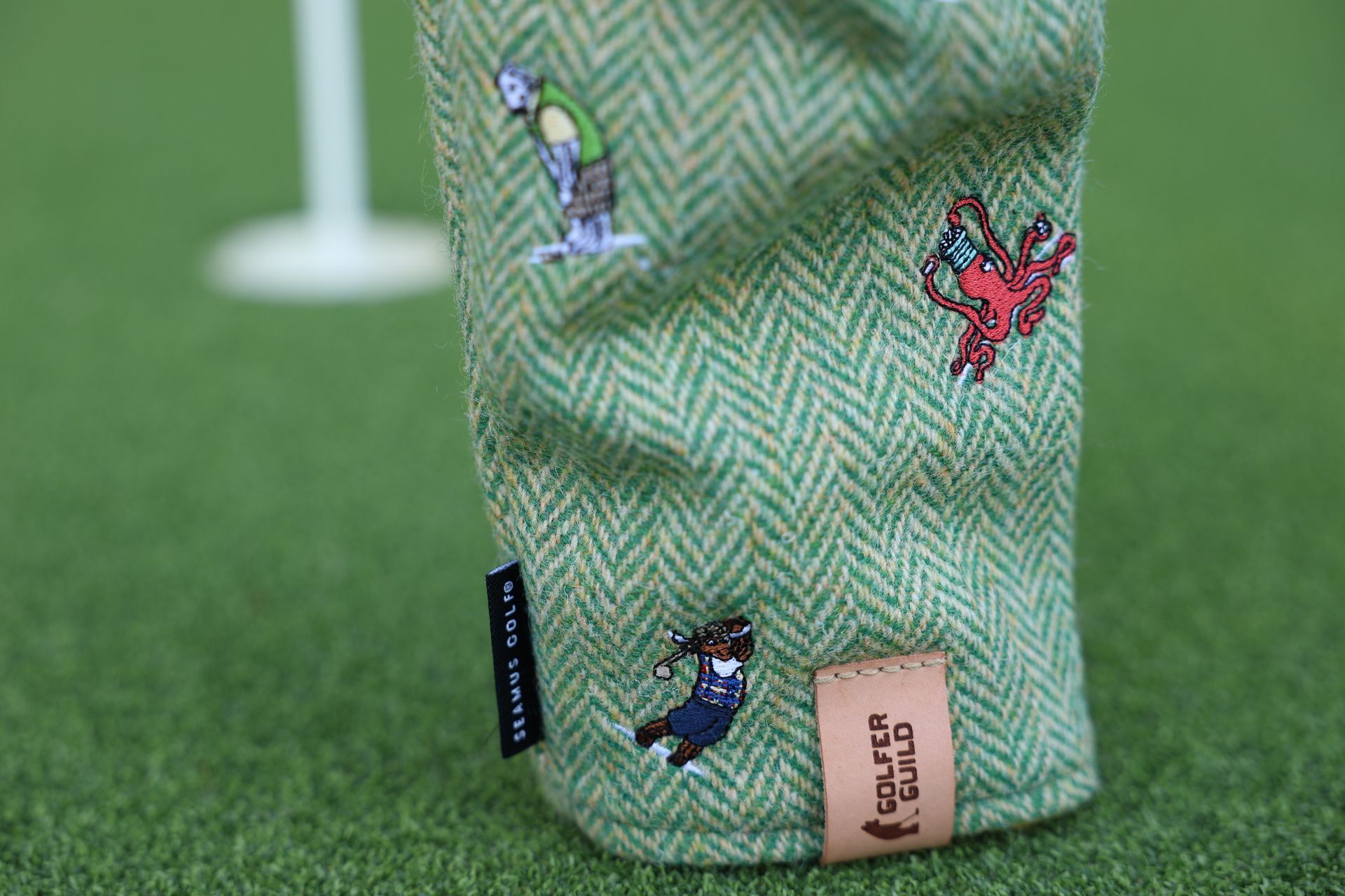 Golfer Guild Fescue Harris Tweed headcover hand-woven in Scotland with golfing animal pattern. Art by Jonas Claesson.