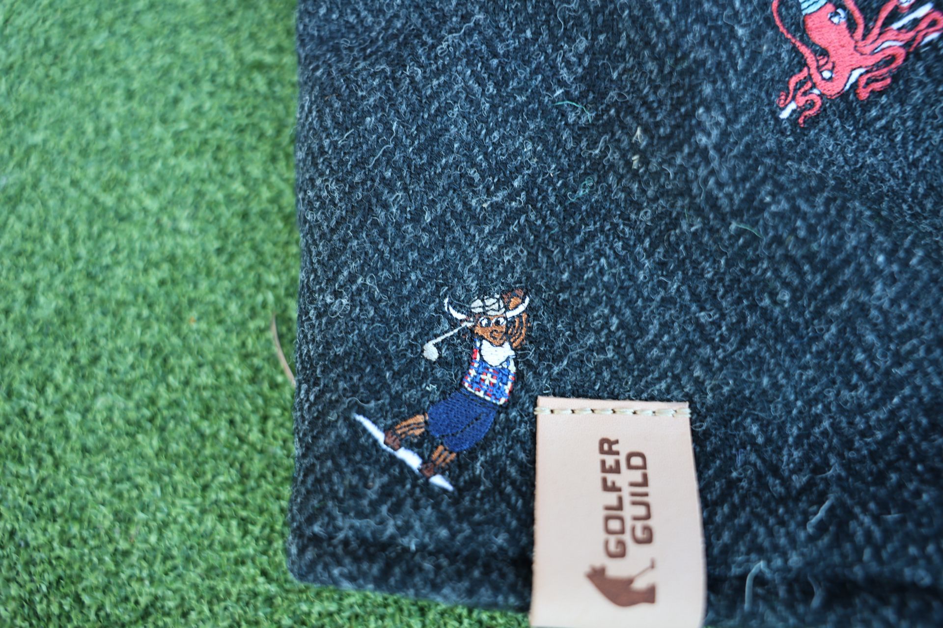 Golfer Guild Fescue Harris Tweed headcover hand-woven in Scotland with golfing animal pattern. Art by Jonas Claesson.