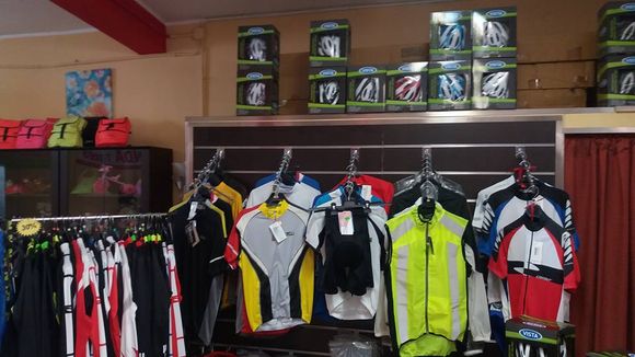 Abbigliamento sportivo di marca per ciclisti e motociclisti