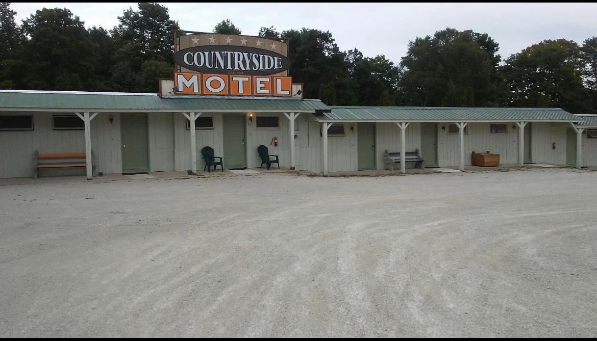 A motel with a sign that says countryside motel