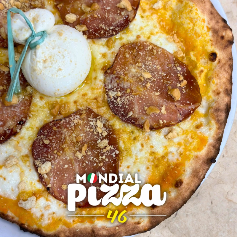 Una pizza farcita con salumi e una grande palla di burrata, con al centro il logo 