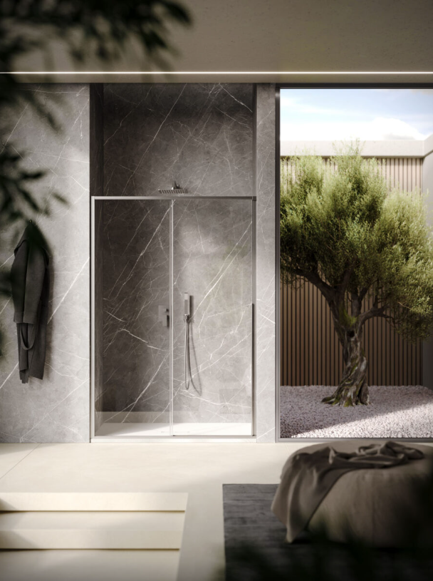 Un bagno moderno è caratterizzato da un box doccia in vetro addossato a una parete in marmo grigio, adiacente a una finestra con vista su un ulivo.