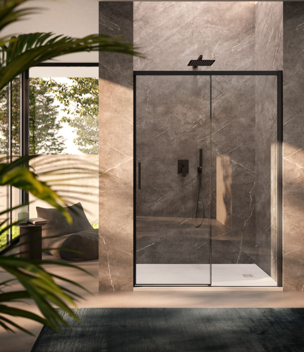 Una doccia moderna con porta scorrevole in vetro con cornice nera, su pareti grigie effetto marmo, in un ambiente interno luminoso.