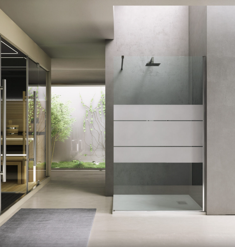 Interno di un bagno moderno con cabina doccia dotata di pannello in vetro satinato, adiacente a una sauna e con vista sul giardino.