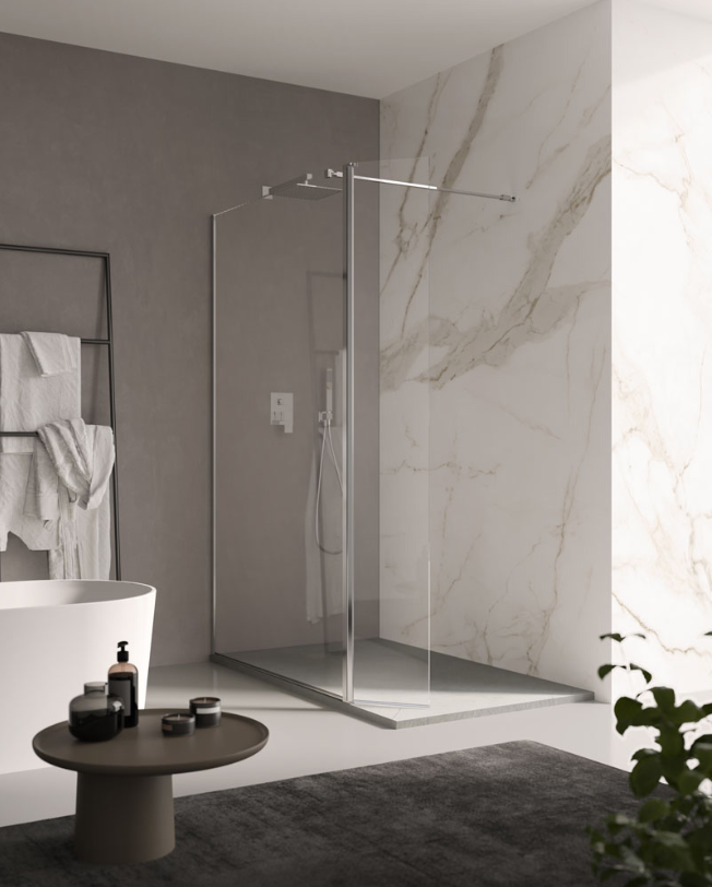 Un bagno moderno con cabina doccia in vetro, vasca da bagno bianca e tavolino rotondo.