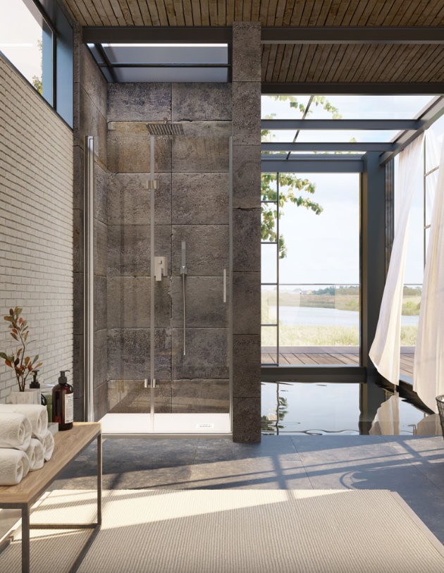 Un bagno moderno con doccia in vetro, pareti in pietra grigia texturizzata, soffitto in legno e vista sull'acqua attraverso il vetro.